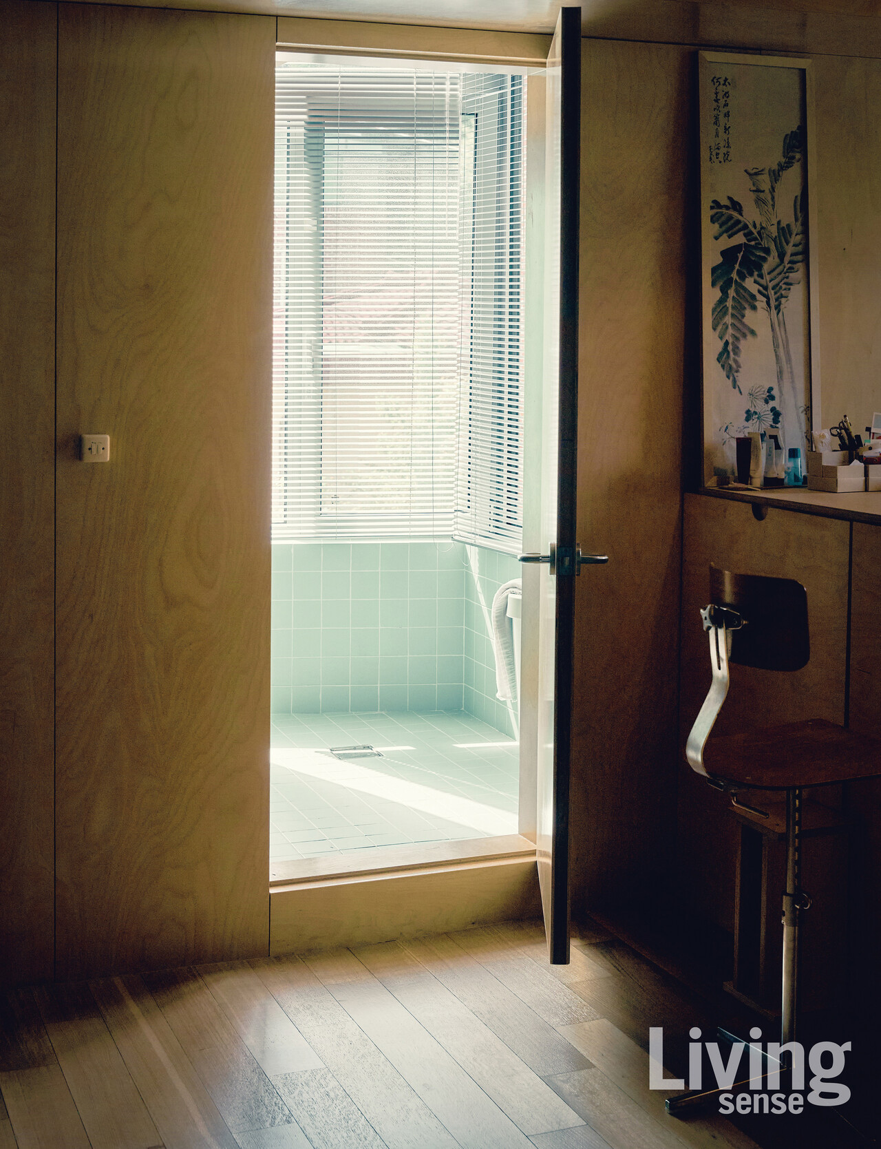 1 느지막한 오후가 되면 욕실에 햇빛이 가득 들어온다. 박찬용 에디터는 그 빛을 보고 있노라면, 집을 꾸미며 지나온 희로애락이 떠오른다고 말한다.