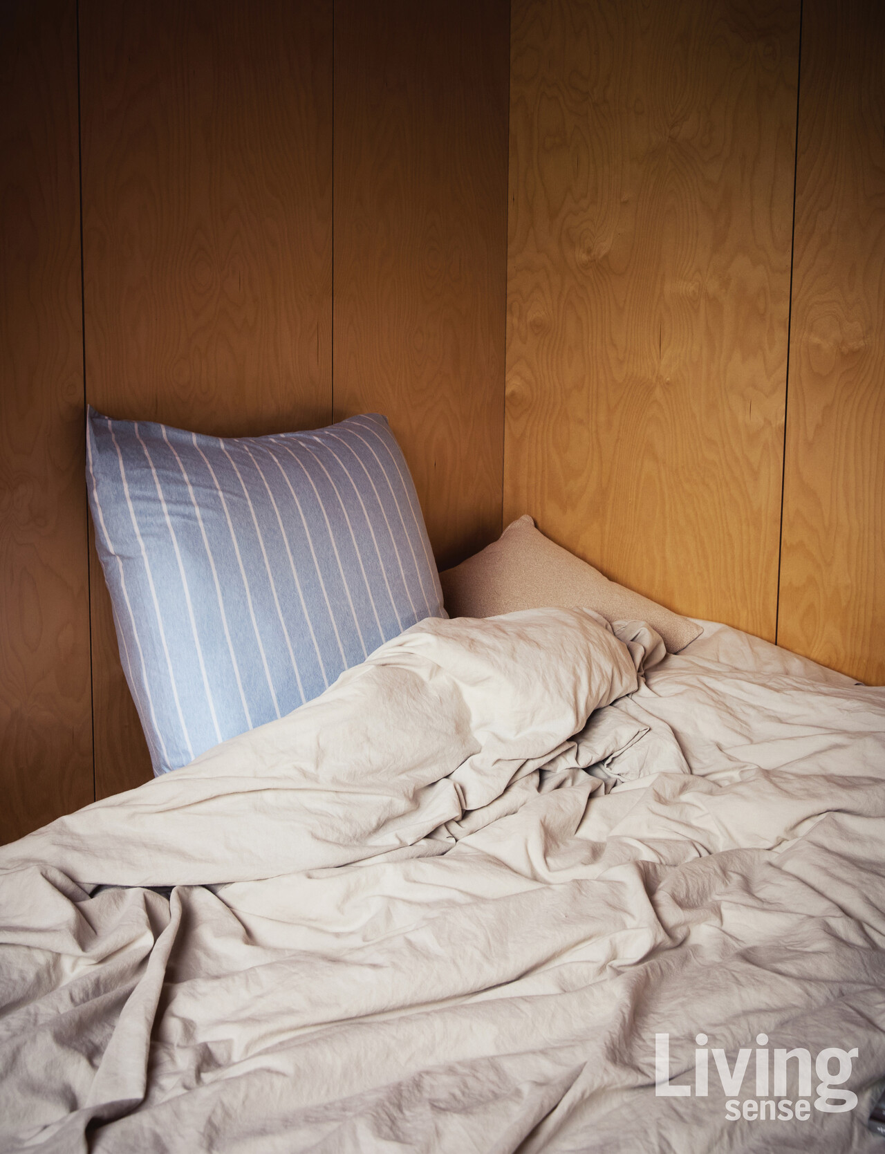 옷장으로 둘러싸인 침실은 조용하고 아늑하다.