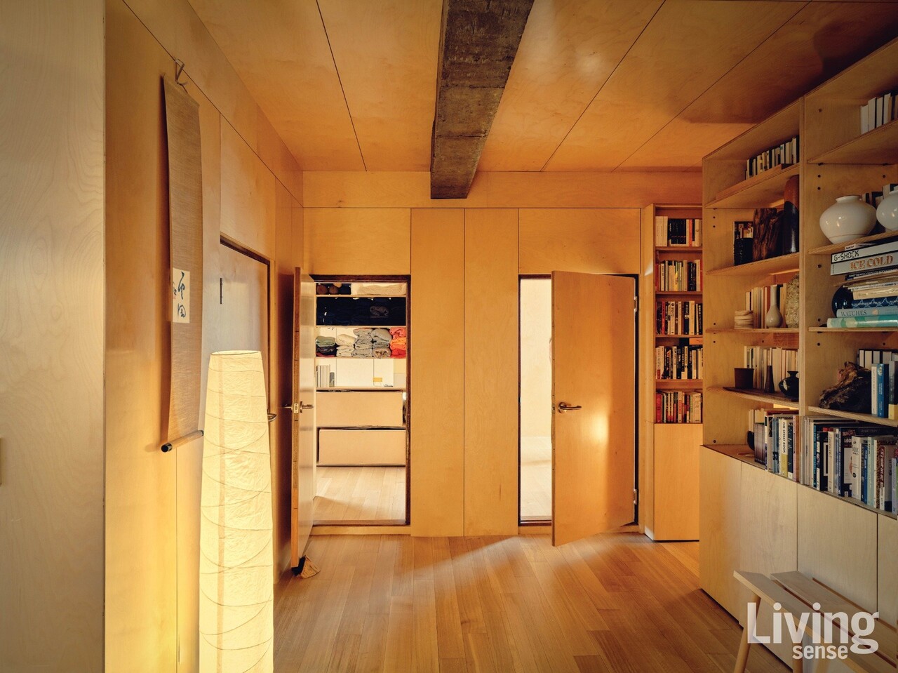 거실에서 바라본 침실과 가구를 비워둔 가장 큰 방.