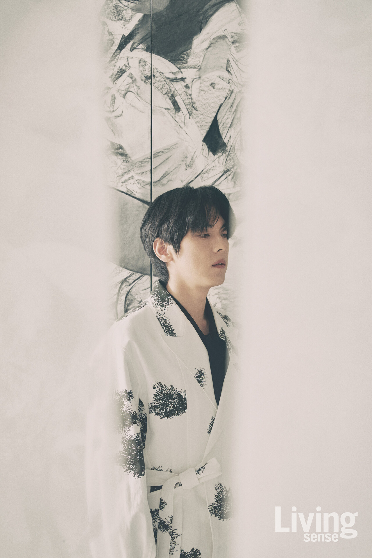 노래도 연주라고 말하는 홍이삭. 감정을 다루고 표현하는 또 하나의 악기로서, 그는 분명 훌륭한 연주자다. 수묵화 프린팅의 아우터와 팬츠 모두 자개@zagae_official.