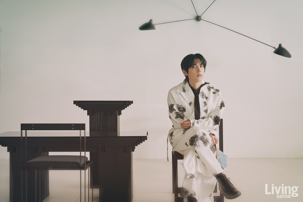 드라마를 보는 순간에도 창작자로서의 자극을 받는다는 홍이삭. 그는 어쩔 수 없는 예술가임이 분명하다. 홍이삭이 손에 쥔 쪽빛 부채는 서호담@seohodam.