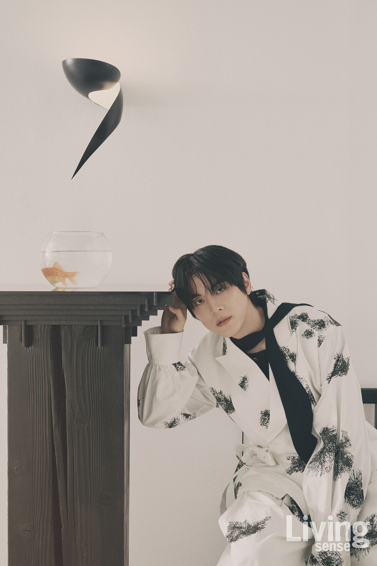 〈싱어게인3〉를 거치며 세상을 조금 더 유연한 시선으로 바라보게 됐다는 홍이삭. 누군가의 도움을 빌리되, 그것 또한 자신의 선택이기에 결과에 대한 책임은 오롯이 자신의 몫이라고.