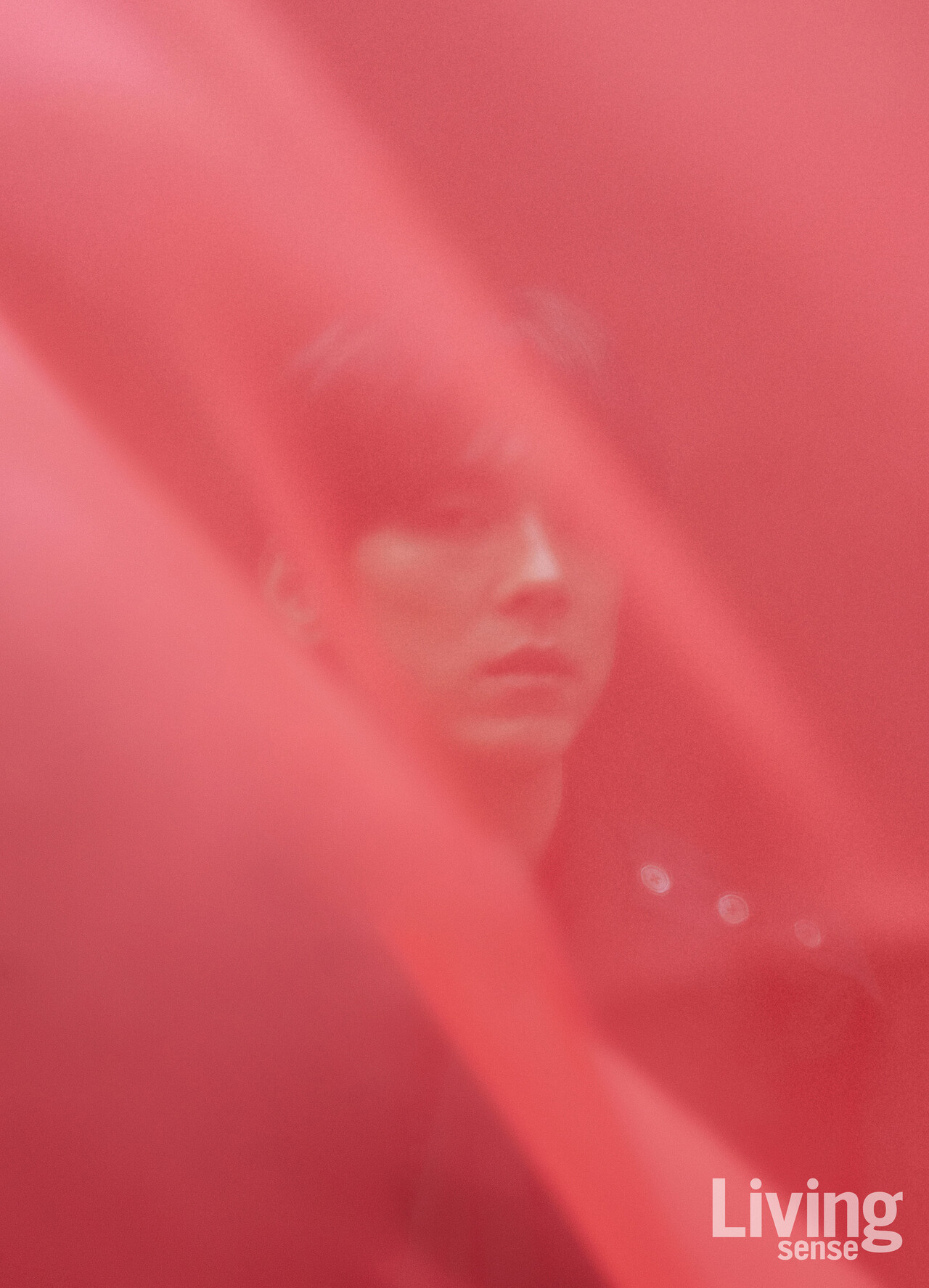 유년 시절을 보낸 파푸아뉴기니는 여전히 중요한 순간에서 그의 삶에 기준점이 되어준다. 레이스 디테일의 블랙 아우터는 자개@zagae_official.