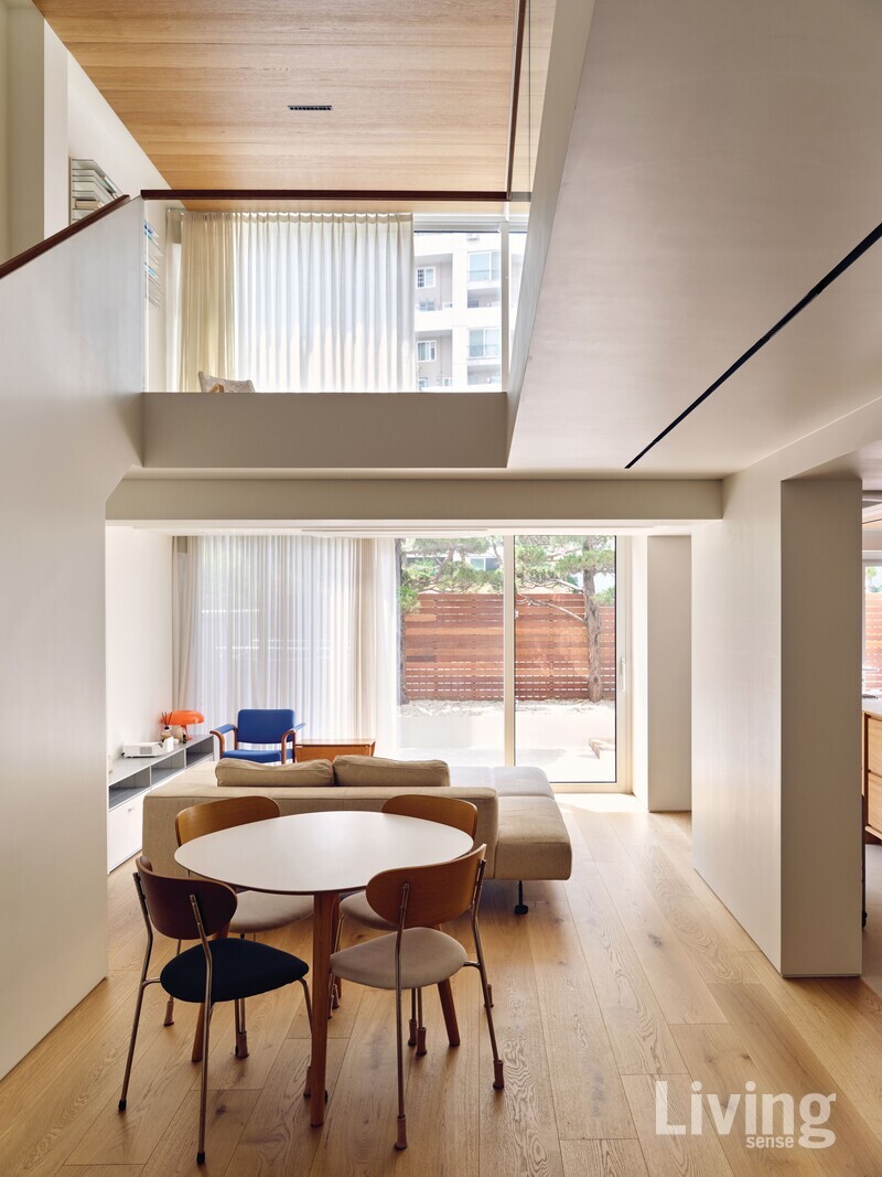 집 뒤편 마당에 서 있는 향나무는 전 집주인이 오랜 시간 정성 들여 가꾼 것. 공사하며 과거의 흔적은 대부분 사라졌지만, 이 나무만은 그대로 남아 지금은 주차장과 마당 사이의 시야를 부드럽게 가려주는 역할을 톡톡히 해준다.