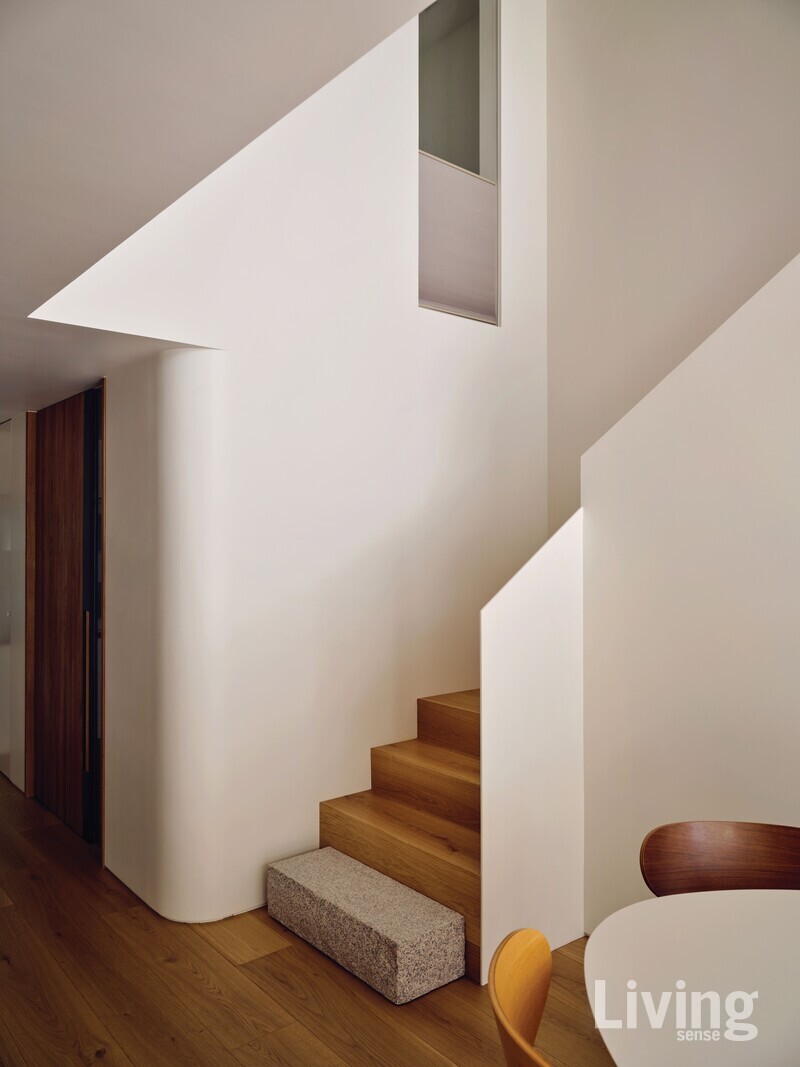 가구 없이도 구조만으로 시선을 끄는 집. ㄱ자 형태의 계단과 곡선으로 처리한 벽 모서리 등, 레이아웃 자체가 하나의 오브제가 된다. 하윤 씨의 남편은 아내가 예상하지 못한 선택을 종종 과감하게 시도하는데, 계단에 놓인 원석 또한 그런 요소 중 하나.