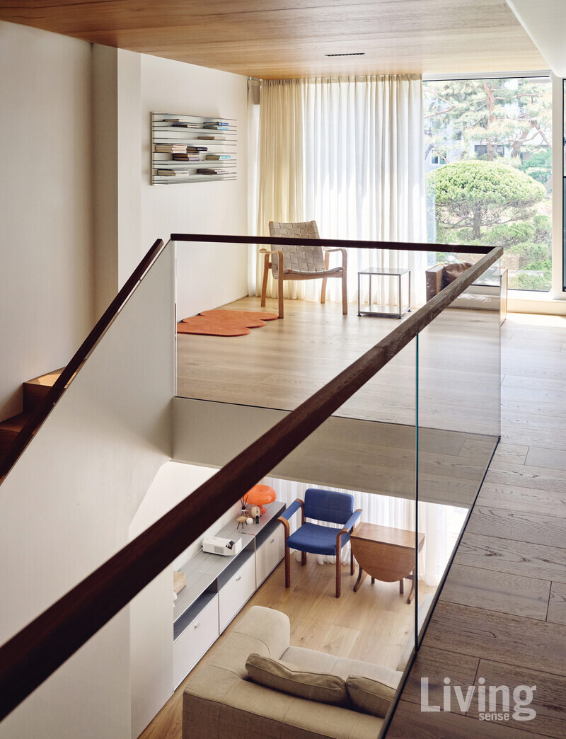 천장이 낮아 다소 답답하게 느껴졌던 1층 거실. 천장 일부를 과감하게 철거하고, 그 자리에 계단을 설치하자 2층에서 떨어지는 햇살이 계단을 따라 자연스럽게 흐르며 1층까지 닿게 됐다. 채광은 물론 개방감까지 한층 개선됐다.