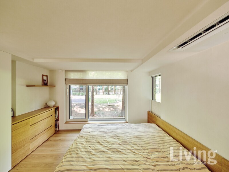 메타세쿼이아 길을 마주한 부부의 침실. 하윤 씨 가족을 제외한 이웃 대부분은 이 공간을 창고로 사용한다고. 사계절 내내 또 다른 아름다움을 숲이 선사한다.