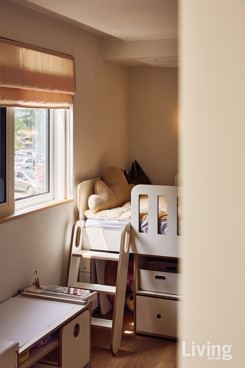 이 집에서의 시간이 아이에게 따뜻한 기억으로 남기를 바라며 부부는 햇살이 가장 오래 머무는 2층에서 가장 채광이 좋은 방을 이은이에게 내주었다.