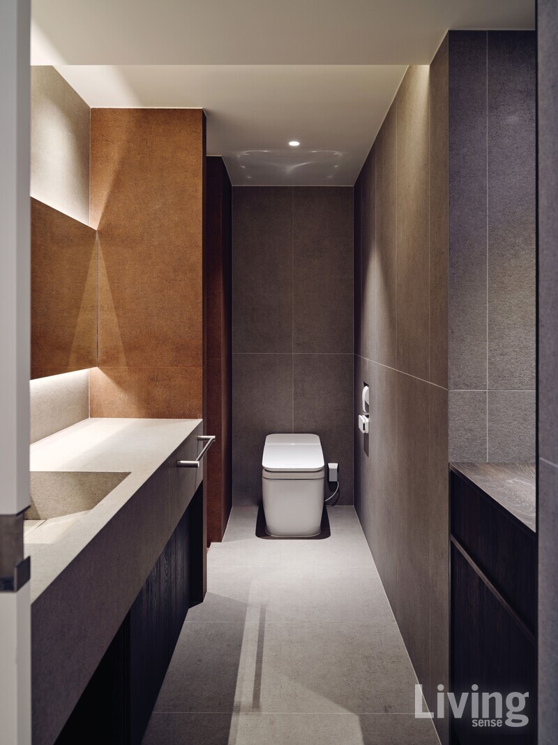 수담건축은 한 공간에 3가지 이상의 소재를 사용하지 않는다. 구조와 레이아웃 중심의 설계 철학은 디테일보다 전체적인 균형을 중시하는데, 이 때문에 욕실 역시 2가지 소재만을 사용해 정제된 인상을 준다.