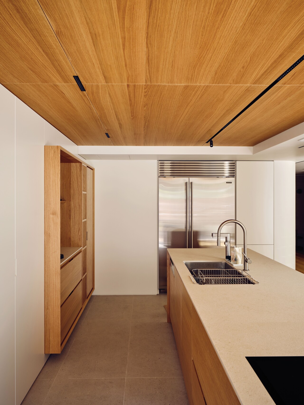 심플리레시피에게 주방은 단순한 요리 공간 이상의 의미를 지닌다. 그런 아내를 고려해 남편은 1층에서 가장 넓은 공간을 주방으로 계획해, 테라스를 마주하는 밝고 시원한 동선을 완성했다.