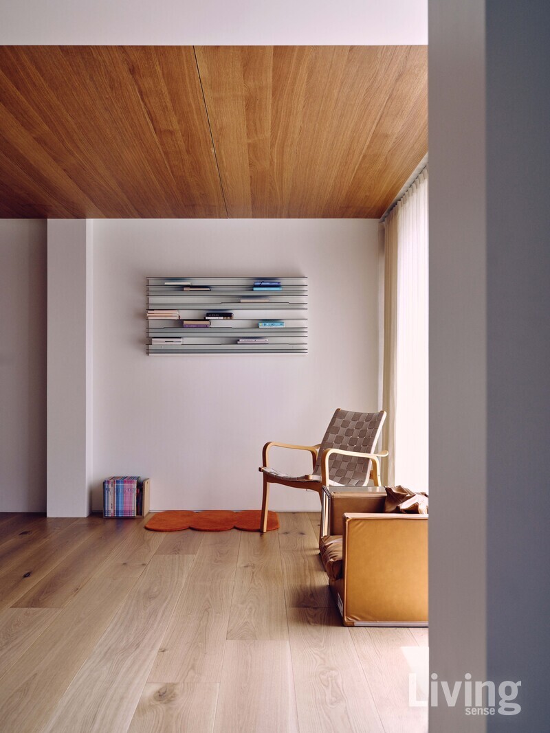 “집에서는 무엇보다 과하지 않은 디자인이 좋아요. 언뜻 보면 너무 심플한가 싶을 때도 있지만, 그런 아쉬움은 시간이 지나면서 가구들이 채워주더라고요.” 부부는 세월이 흘러도 질리지 않는, 절제된 공간을 지향한다.