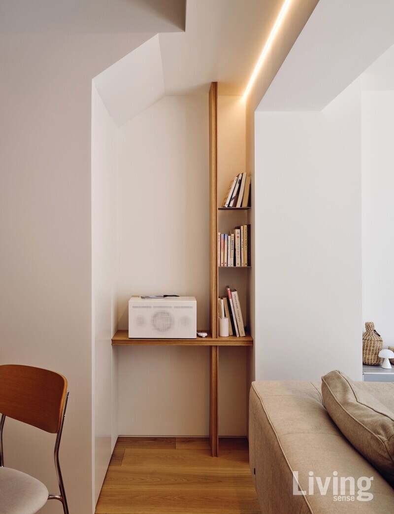 자투리 공간도 알뜰히 활용한 하윤 씨의 집. 왼편은 계단 뒤 남는 구조적 틈을 창고로, 오른편은 책과 오디오를 위한 작은 코너장으로 꾸민 것이다.