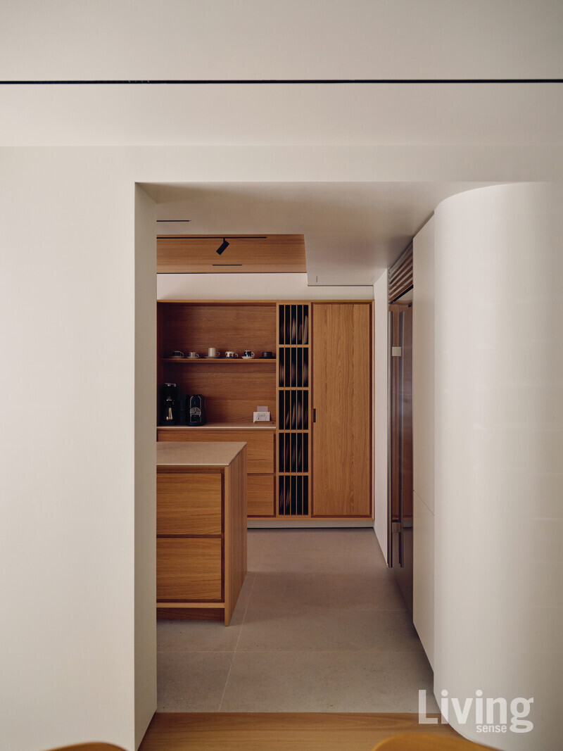 그간 살림에 능숙해진 하윤 씨의 남편. 그의 제안으로, 주방 벽면에 트레이나 접시 등을 수납할 수 있는 서랍장을 추가했다. 개수대와 인덕션, 냉장고와 아일랜드 바 사이의 거리까지도 그가 하나하나 아내를 위해 섬세히 조정한 결과.