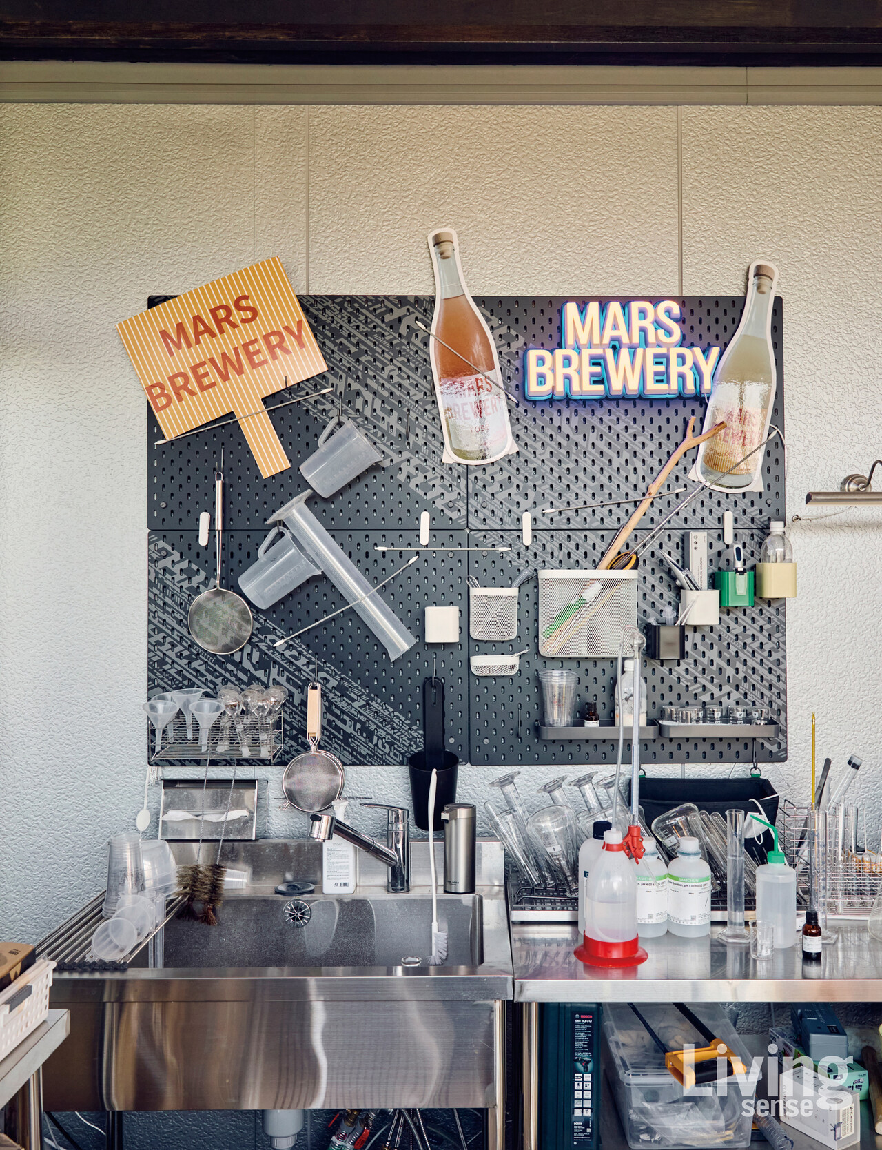 화성 지역에서 자란 포도로 ‘한국식 포도 술’을 빚는 마스브루어리@mars_brewery. 술의 산미를 살리고, 전통주에 현대적인 감각을 더하는 실험을 멈추지 않는다. 전국의 술을 마셔보며 완성한 ‘로제’, ‘사워’, ‘재즈’, ‘제로’는 저마다의 개성으로 화성이라는 지역을 담아낸다.