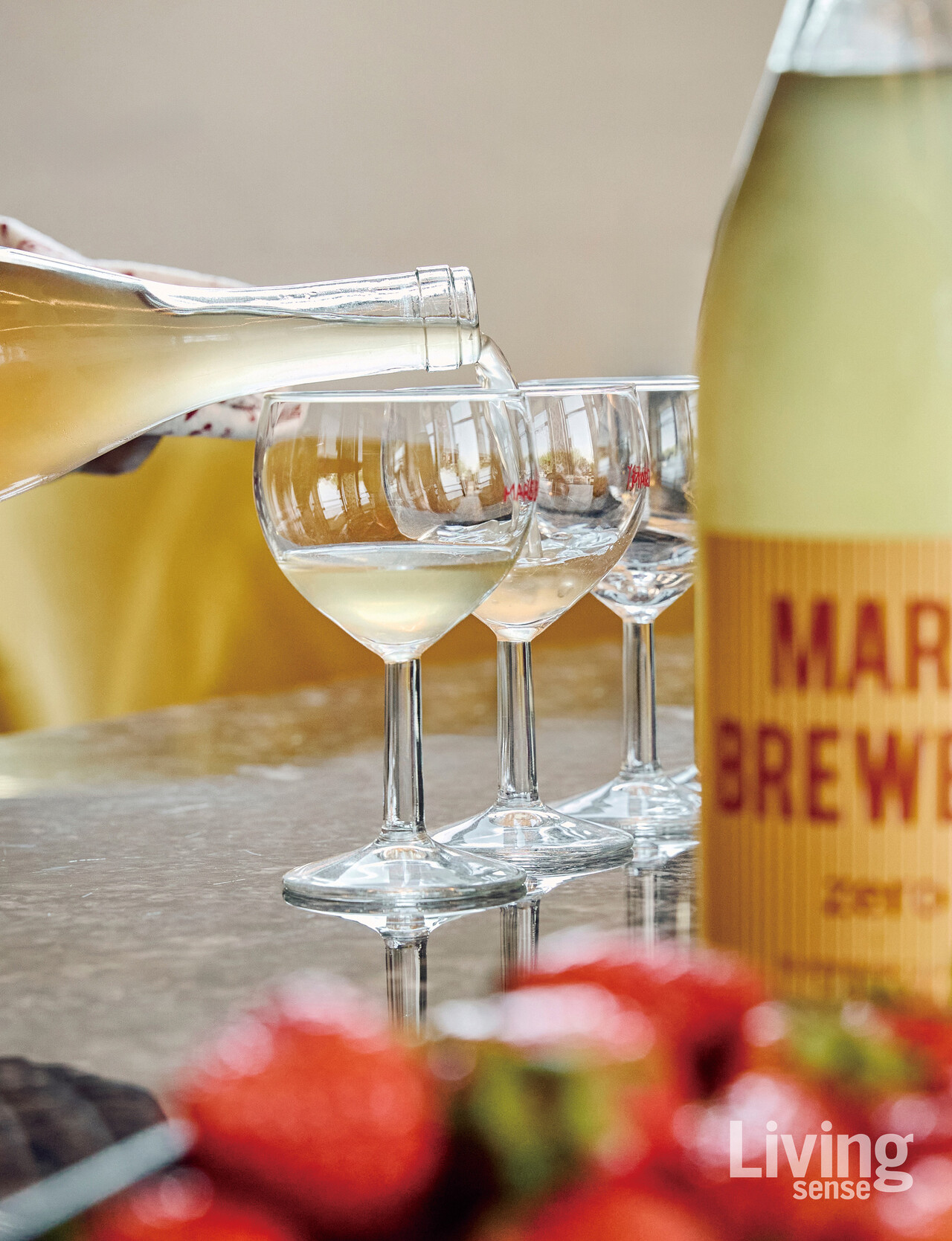 마스브루어리에서 만드는 술을 하나씩 소개하는 모습.