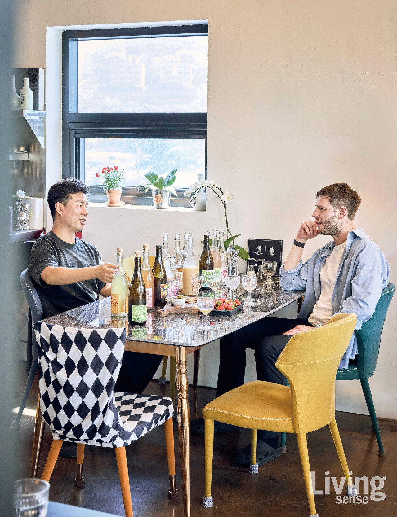 3 술을 곁들이며 김기명 대표의 이야기를 듣는 조셉 셰프. 대표는 여전히 가장 맛있는 술을 만드는 방법을 연구하며, 포도를 매개로 전통주에 대한 새로운 해석을 시도하고 있다.