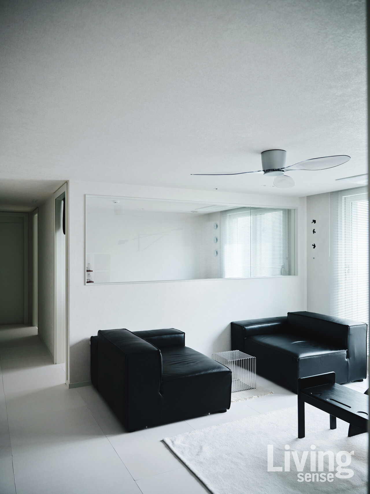 블랙 컬러가 주는 안정감으로 집 안 분위기를 묵직하게 잡아주는 쇼파1979의 소파.