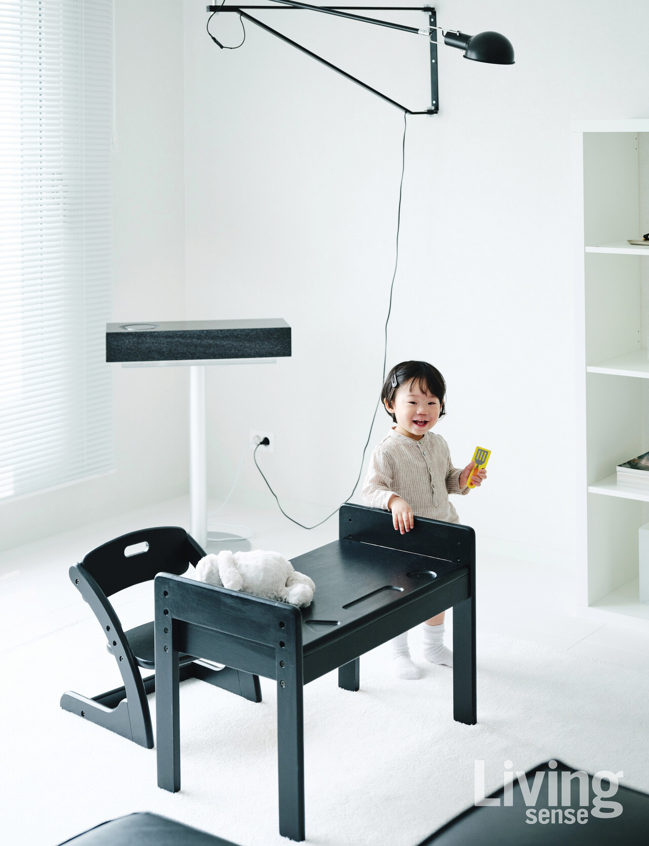 아이의 책상과 의자는 야마토야 부오노 제품으로, 원래의 원목 컬러를 블랙으로 리폼해 공간의 무드를 통일했다. 그 위로 플로스의 ‘265 벽조명’이 포인트가 되어준다.