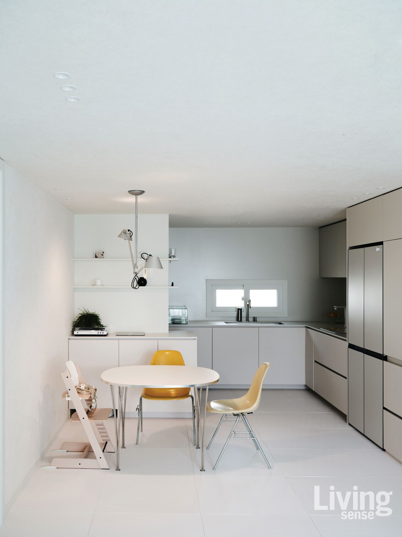 최대한 덜어내고 비워서 개방감을 살린 주방. 식탁 뒤편에 제작한 하부장으로 수납을 해결하고 벽선반을 더해 취향을 담았다.