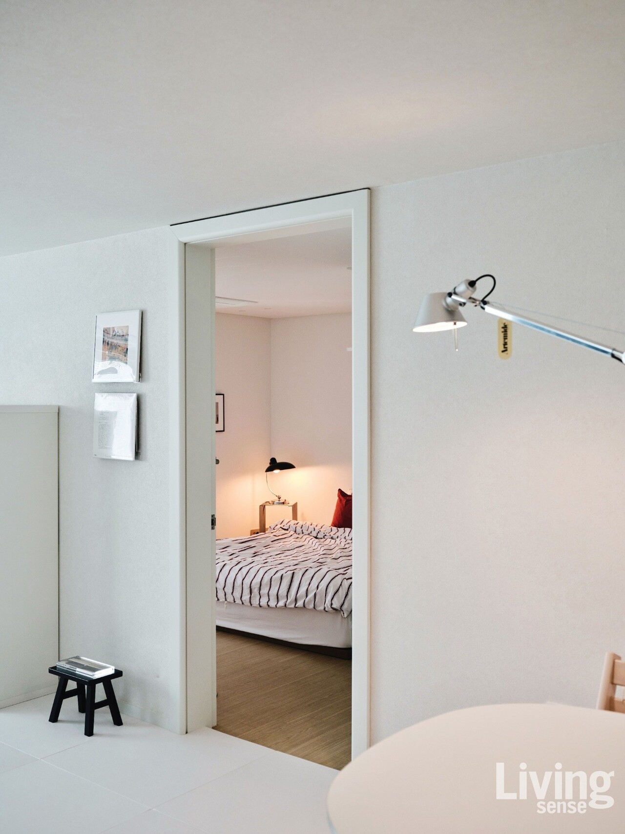 새호마이 씨가 가장 좋아하는 침실은 가벽을 세워 아늑함을 더하고, 컬러감이 살아 있는 패브릭으로 활기를 더했다.