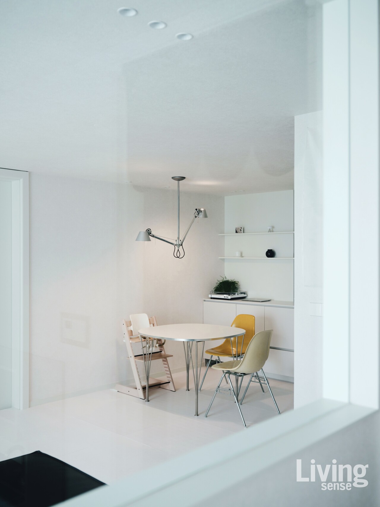 깔끔하게 정리된 주방에는 허먼밀러의 빈티지 ‘임스 체어’가 감각적인 포인트가 되어준다.