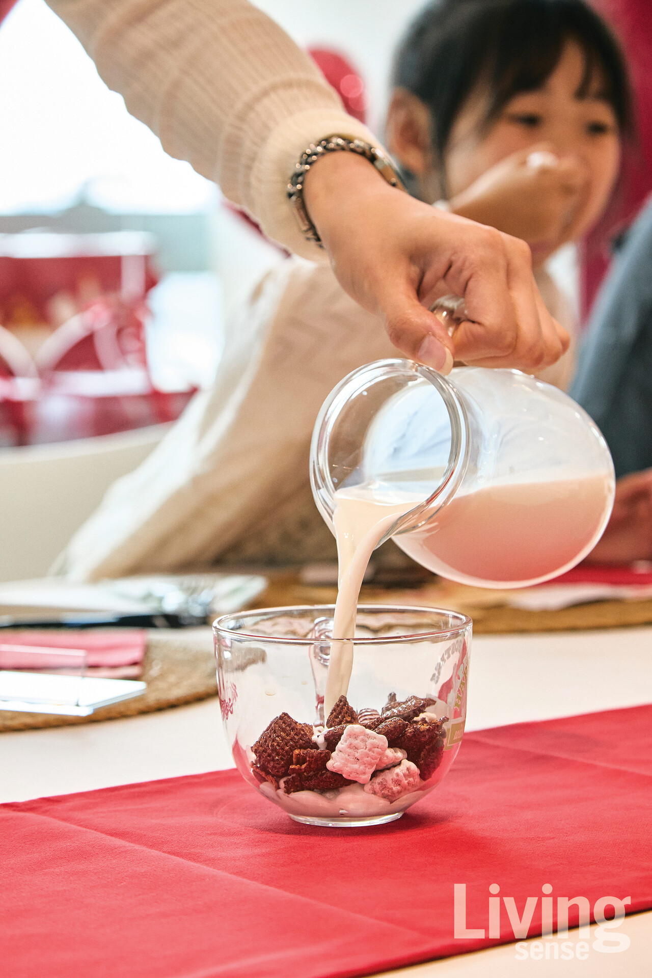 한 끼 식사로도 충분할 만큼 맛과 영양을 고루 갖춘 첵스초코 쿠키앤크림.