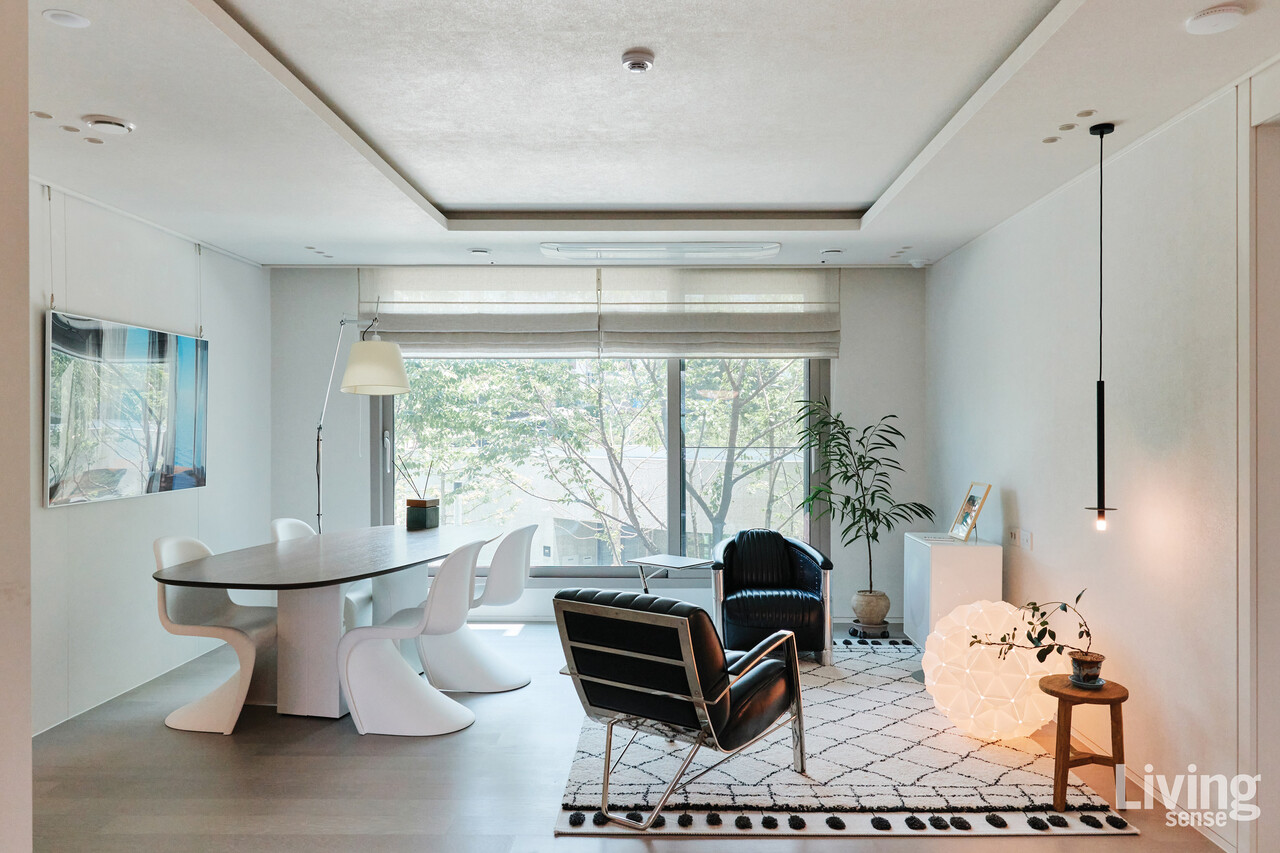 아르떼미데의 ‘톨로메오 메가 플로어 램프’ 아래 크리스탈리아의 ‘홀로Holo’ 테이블과 비트라의 ‘팬톤 체어’를 매치하고, 그 옆으로 드비저리의 ‘넘버 세븐 라운지체어’와 ‘DC3 라운지체어’로 공간에 개성과 무게감을 더했다.