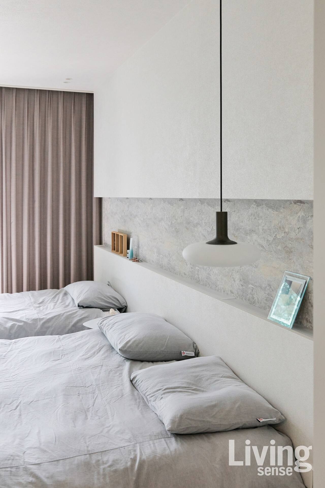 모두가 한자리에 머물며 나란히 잠드는 침실은 차분한 색감과 은은한 조도로 고요한 밤의 온기를 담는다.