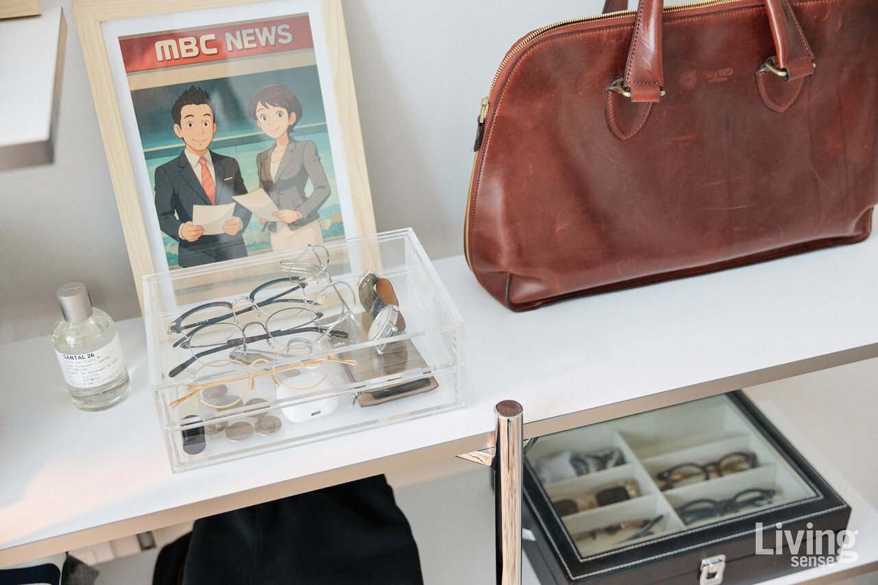 자신의 물건에 애착을 보이는 전종환 아나운서의 소중한 물건들이 자리한 공간.