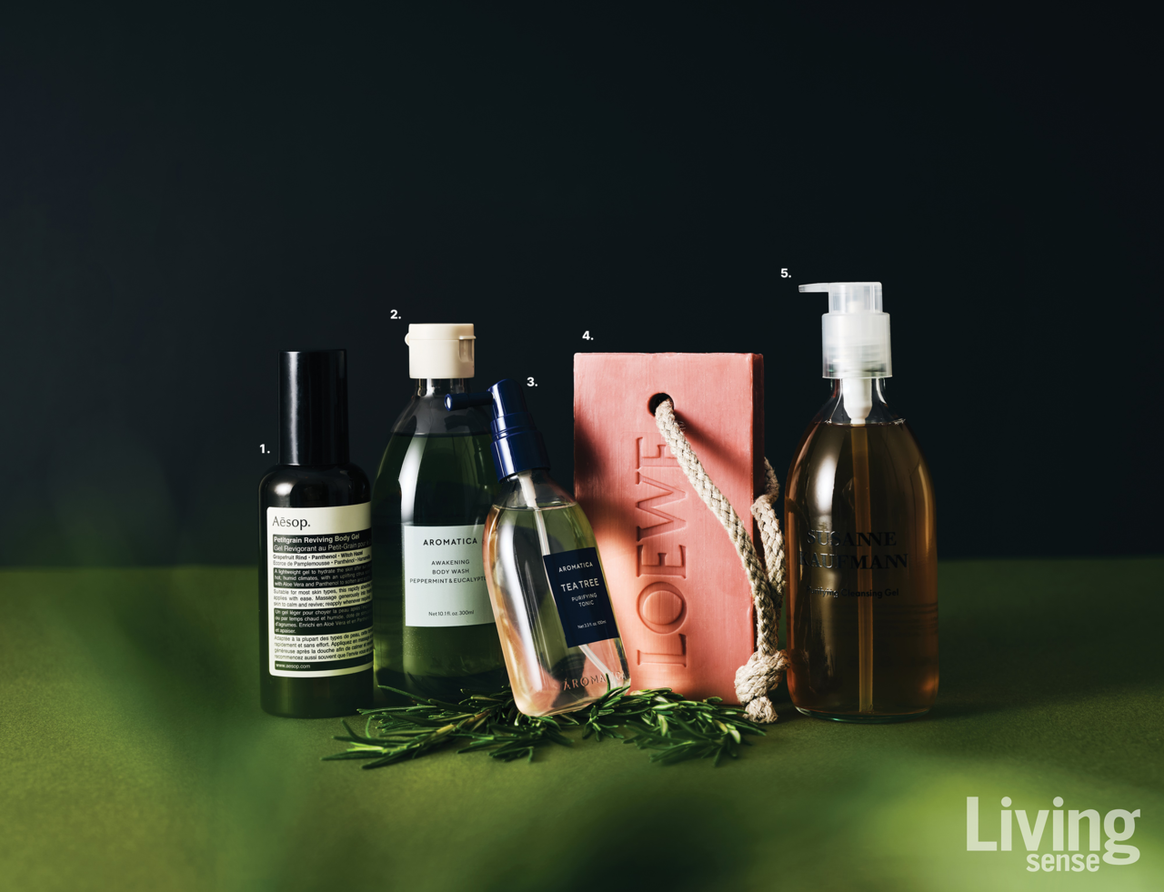 1 햇빛에 노출되어 자극받은 피부에 진정과 쿨링감을 선사하는 페티그레인 리바이빙 바디 젤. 150ml, 5만원 이솝. 2 페퍼민트 오일과 유칼립투스 오일의 쿨링 효과로 피부 온도를 낮추고 상쾌함을 선사하는 어웨이크닝 바디워시 페퍼민트&유칼립투스. 300ml, 2만8000원 아로마티카.3 페퍼민트와 박하 성분이 열 오른 두피를 빠르게 쿨링하여 두피 불편감을 해소하는 티트리 퓨리파잉 토닉. 100ml, 2만원 아로마티카.4 신선하고 싱그러운 넝쿨 잎의 향을 담은 아이비 센티드 솝. 시어버터와 오일이 자극받은 피부에 진정 효과를 선사한다. 290g, 9만9000원 로에베.5 수분 공급에 탁월한 히알루론산이 함유되어 피부에 자극 없이 부드럽게 클렌징을 도와주는 퓨리파잉 클렌징 젤. 250ml, 13만7000원 수잔카프만.