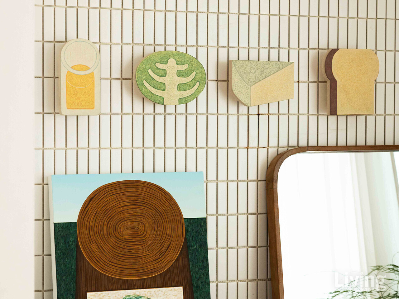 이희조 작가의 그림 속 따뜻한 색감과 부드러운 형태에서 영감을 받아 제작된 ‘방 안의 정원’ 월 후크 리빙 에디션.