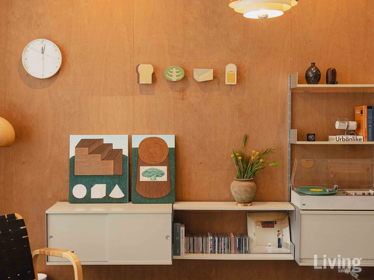 벽에 타공하여 고정하거나 3M 테이프 부착을 통한 고정으로 어디든지 간편하고 손쉽게 연출이 가능하다.