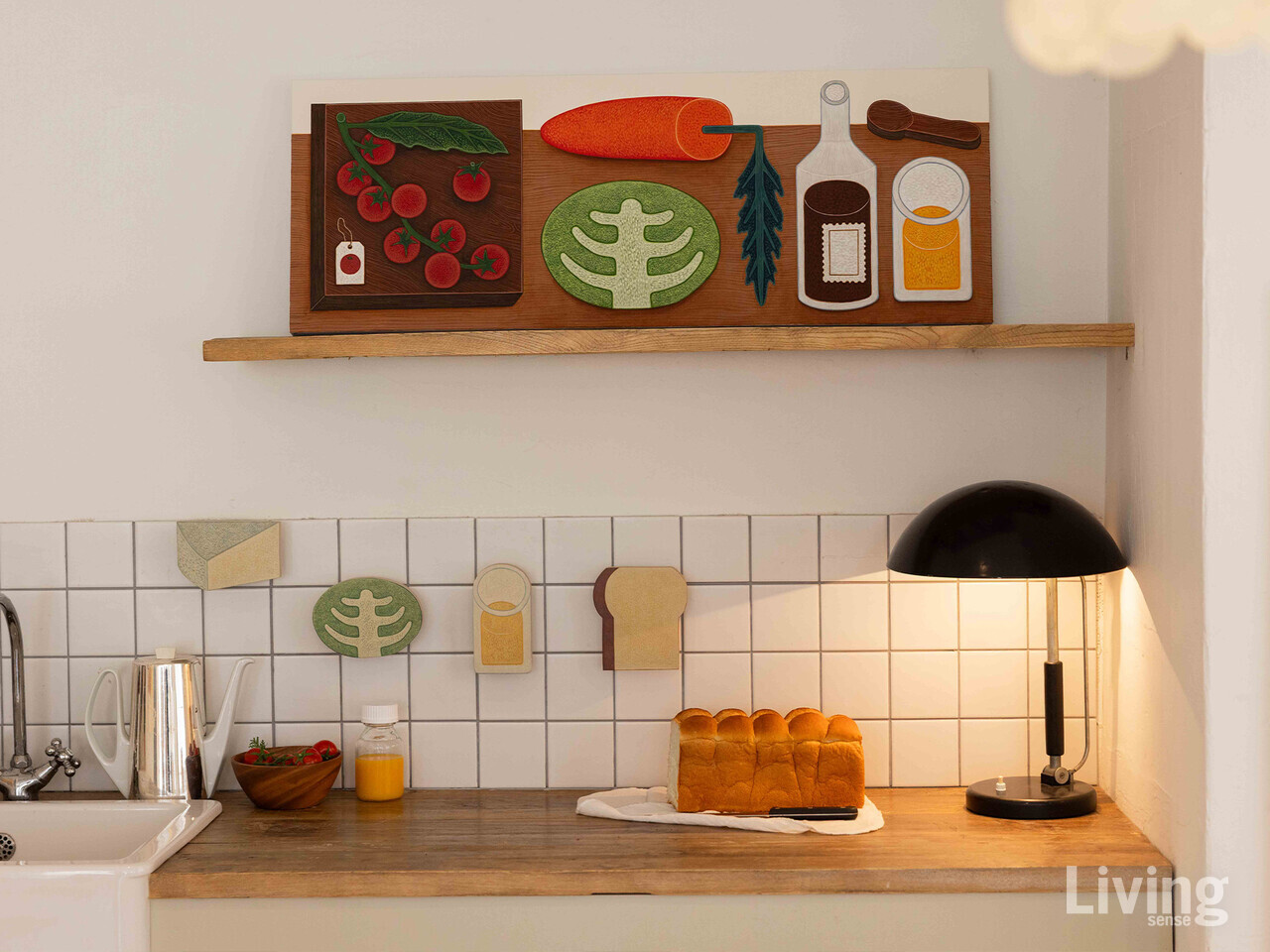 4점의 월 후크를 한 벽면에 걸거나, 집안 곳곳에 한 점씩 걸어 인테리어 포인트로 연출할 수 있다