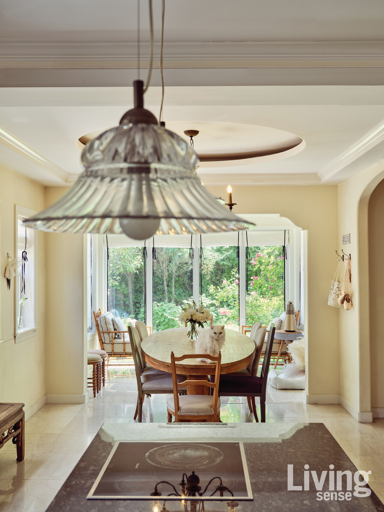 김민정 대표가 가장 많은 시간을 보내고 애정하는 공간인 부엌 옆에 위치한 다이닝 룸. 오발 모양의 큰 테이블에 앉아 업무를 보기도 하고, 정원을 바라보며 남편과 담소를 나누기도 한다고.