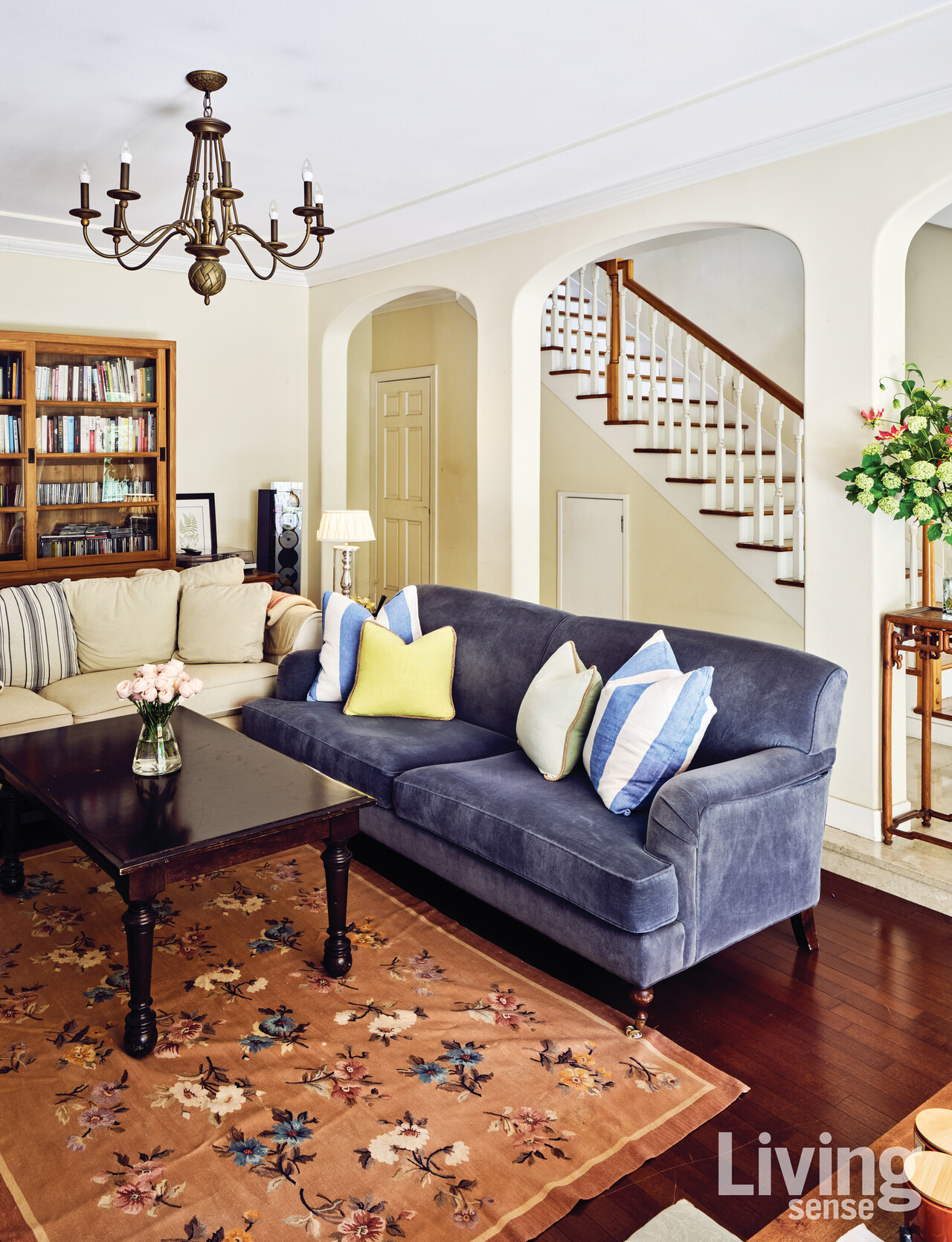 “그런데, 진짜 예쁘지 않나요? 제가 어디를 가서 봐도 우리 집 아치 라인만큼 자연스러운 비율은 아직 못 본것 같아요”라며 소개한 거실.