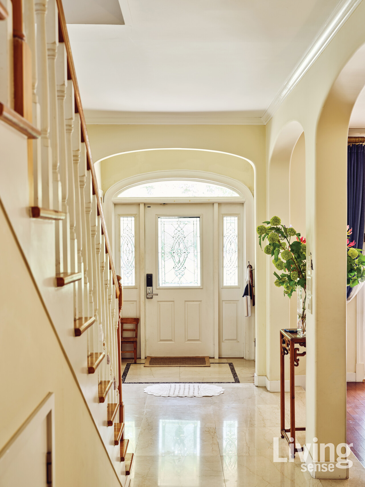 이 집의 반듯한 구조가 빛을 발하는 거실과 부엌 사이, 현관으로 가는 길.