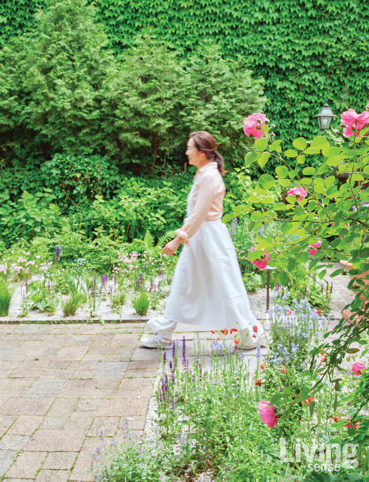 초여름, 자연의 아름다운 색을 입은 정원과 김민정 대표.