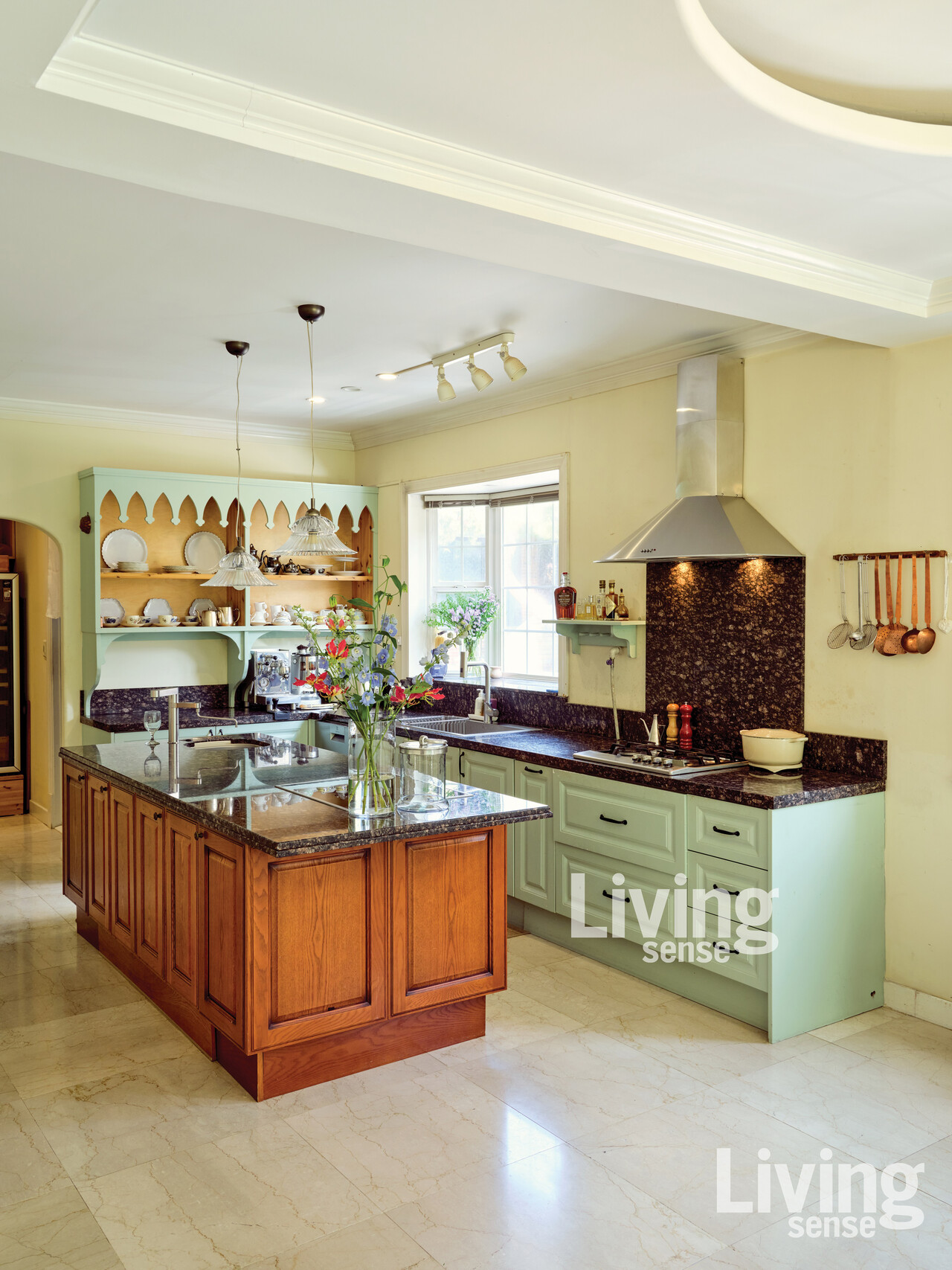 김민정 대표 집의 시그니처인 민트 컬러 팬트리가 한 눈에 보이는 부엌. 지난 20년간 수많은 시행착오 끝에 지금의 사랑스러운 그녀만의 공간을 완성했다.