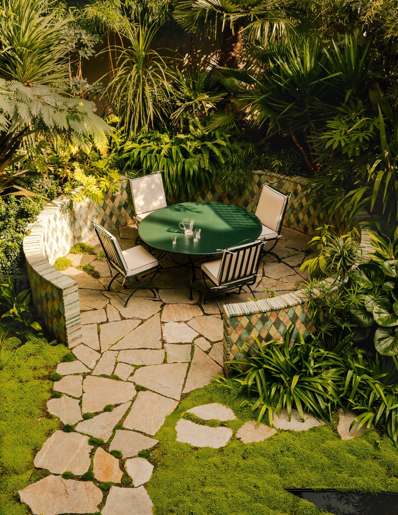 경 건축가 로랑 두베누Laurent Douvenou가 양치식물, 야자수, 이끼, 연못을 활용해 조성한 이국적인 정원. 이탈리아의 코토 에트루스코Cotto Etrusco의 유약 테라코타로 낮은 담을 세우고, 에르베 보메Hervé Baume의 녹색 야외 가구로 싱그러움을 배가했다. 