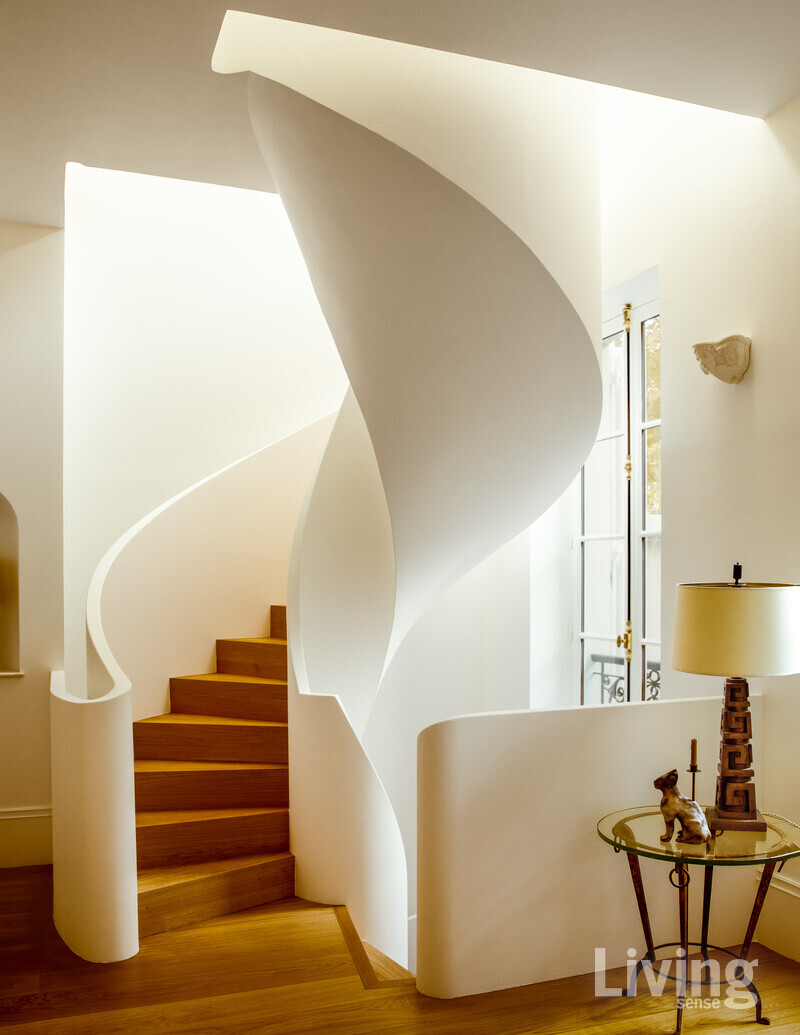 유려한 곡선 계단이 집 안 전체를 따라 이어진다.