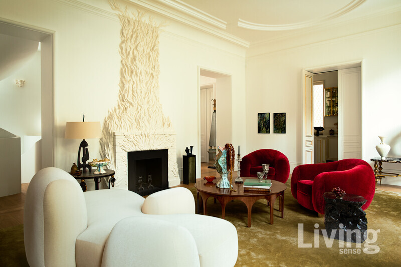 활활 타오르는 불꽃처럼 정열적인 벽난로의 석고 장식은 스타프 에스파스 볼륨Staff Espace Volumes의 작품. 그 왼쪽에는 질베르 푸아예라Gilbert Poillerat의 사이드 테이블을, 맞은편에는 니콜라스 자노니Nicolas Zanoni의 사이드 테이블을 두어, 시대를 뛰어넘은 조화미를 선사한다.