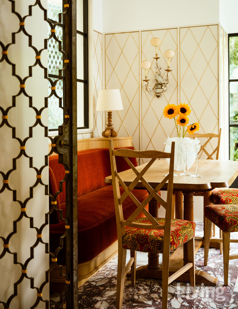 질베르 푸아예라의 철제문을 지나면 겨울 정원으로 이어진다. 테이블 위에는 소피 루 야콥센Sophie Lou Jacobsen의 유리 화병을 놓았다.