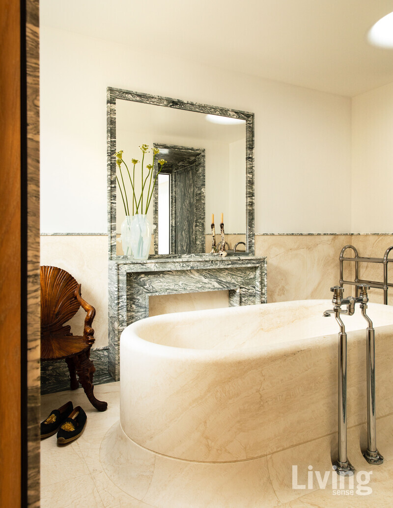욕실은 로마에서 공수한 트라베르티노 오소Travertino Osso와 녹색 물결무늬가 특징인 치폴리노 베르데Cipollino Verde 천연석으로 마감해 드라마틱한 무드를 부각했다.