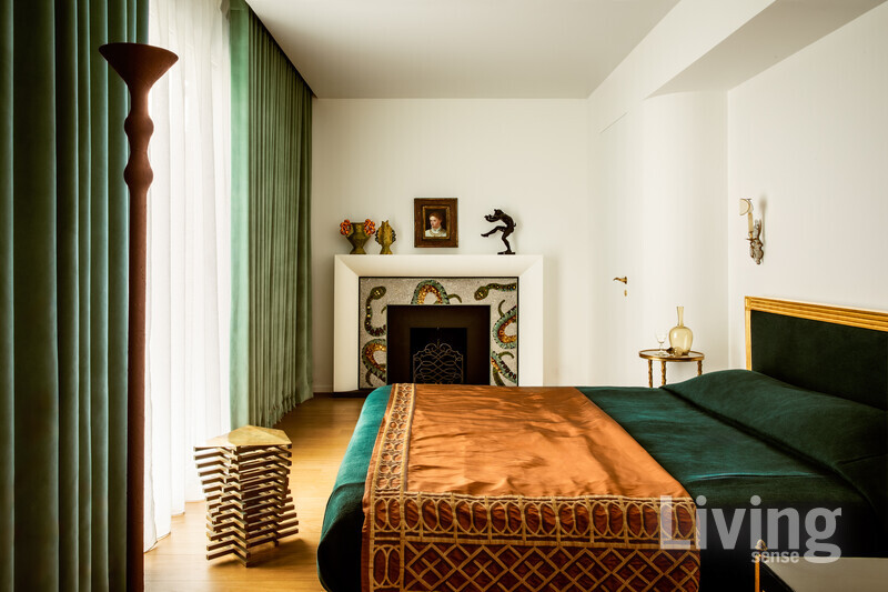 그린 톤 텍스타일로 고전미를 강조한 침실. 위고와 로르가 직접 디자인한 모자이크 벽난로가 눈에 띈다.