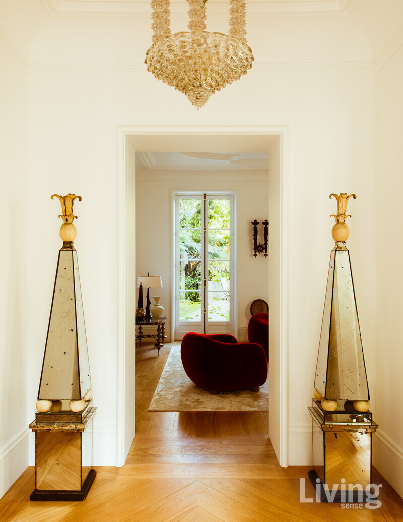 실내에 들어서는 순간, 바로비에르&토소의 눈부신 샹들리에와 그 아래 대칭으로 자리한 세르주 로슈의 거울 오벨리스크가 시선을 압도하며 다음 공간에 대한 설렘을 안겨준다.