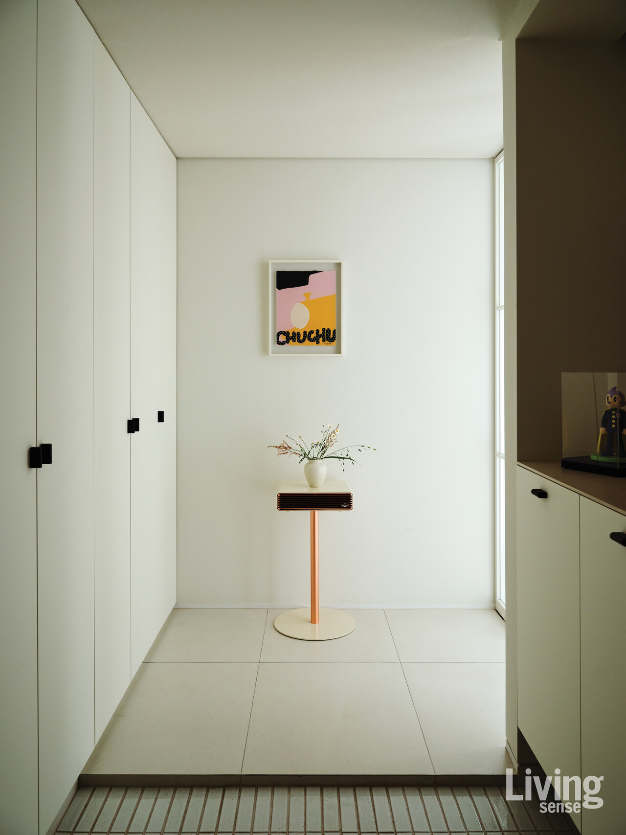 중문의 위치를 조정해 개방감을 확보한 현관. 신발장은 벽면을 따라 길게 설치해 넓고 실용적인 수납이 가능하다.