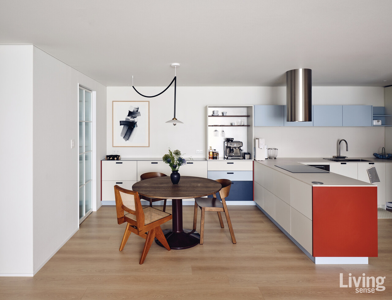 주방은 효율적인 동선과 수납에 중점을 두었다. MMK에서 제작한 주방 시스템에 연한 하늘색과 버건디 컬러로 포인트를 주었으며, 식탁은 무토Muuto의 미스트 판도라 테이블을 선택했다.