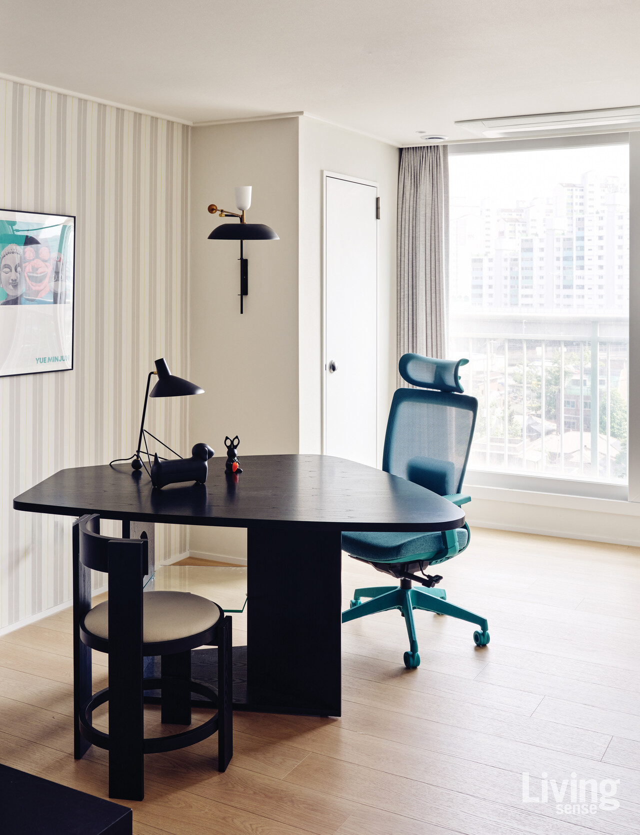 두 사람의 업무 공간인 서재. 추후 아이방으로의 활용도 고려해 스트라이프 벽지를 사용했다. 의자는 베이셀의 튜리파, 테이블은 텍타Tecta의 M21.