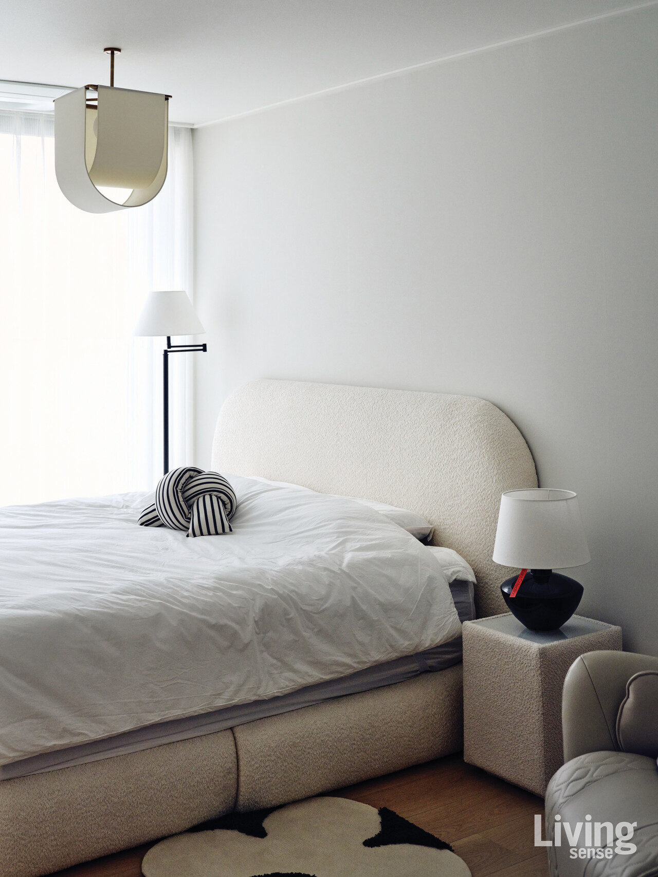 가장 작은 방을 침실로 꾸미고, 침대와 안마의자만 두어 온전히 휴식에 집중할 수 있도록 했다.전동 커튼을 설치해 편의성도 높였다.