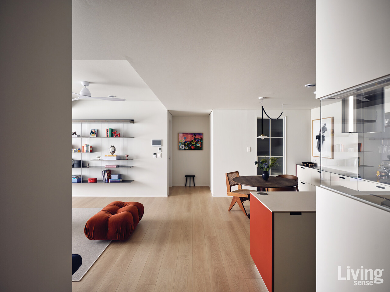 주방을 가리고 있던 가벽을 철거하고, 중문을 지나 주방까지 시선이 자연스럽게 이어지도록 설계했다.